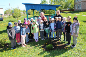 «Аллея выпускников – 2025»👩🎓🌳👦 «Аллея выпускников – 2025»👩🎓🌳👦.